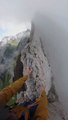 Cet alpiniste se filme en haut d'un de plus hauts sommets de Suisse : magnifique et vertigineux