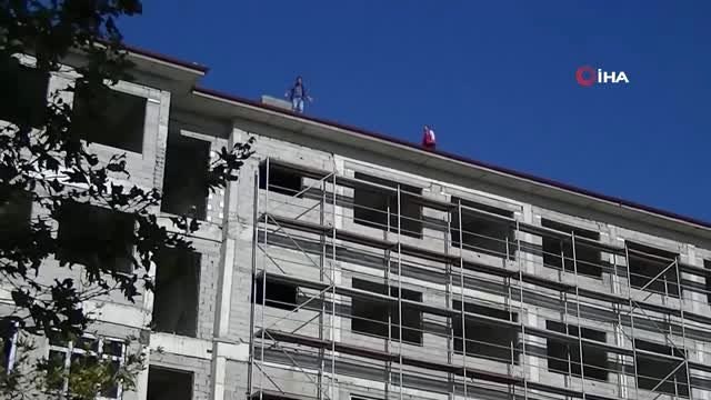 9 aydır maaşlarını alamayan işçiler, yaptıkları inşaatın çatısına çıktı