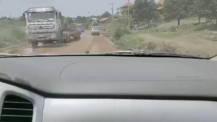 Sur la route de Guinée,  un véhicule en surpoids se renverse