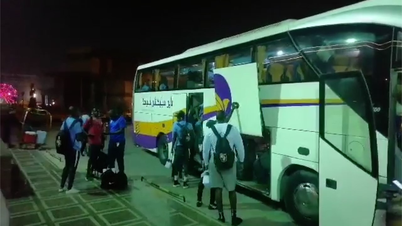 بعثة جينيراسيون تغادر فندق الإقامة إلى المطار للعودة للسنغال
