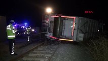 Kütahya'da manevra yapan tren, çöp kamyonuna çarptı: 3 yaralı