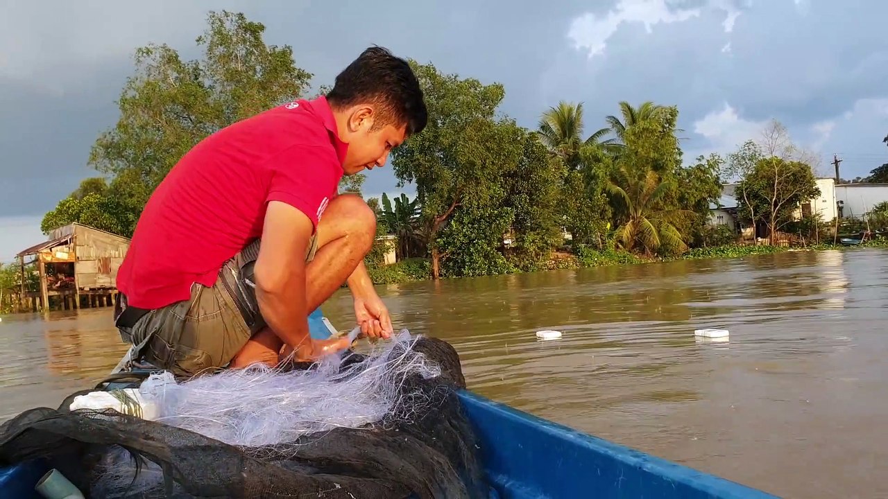 fishing in river Vietnam 02