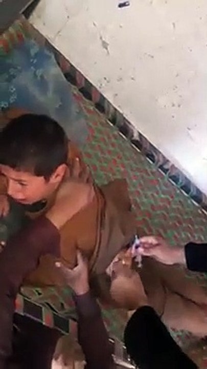 Bacha injection se Dr rha h funny
