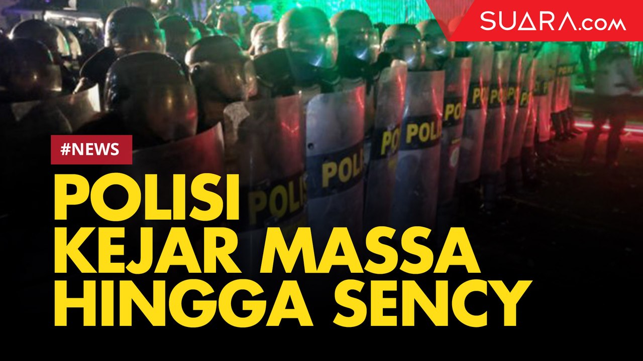 Polisi Pukul Mundur Massa hingga Mall Senayan City