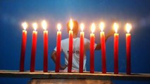 Using nunchaku for turn off 10 candles. Dùng côn nhị khúc quật tất 1 lúc 10 cây nến đèn cầy