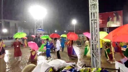 बारिश में छाते के साथ गरबा