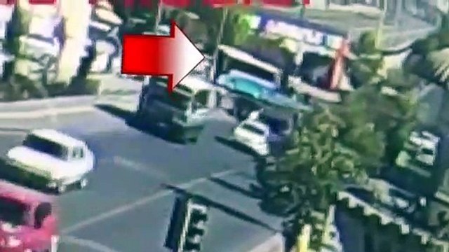 Başkent'te halk otobüsü kazası güvenlik kamerasına yansıdı