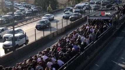 下载视频: Altunizade metrobüs durağında yoğunluk