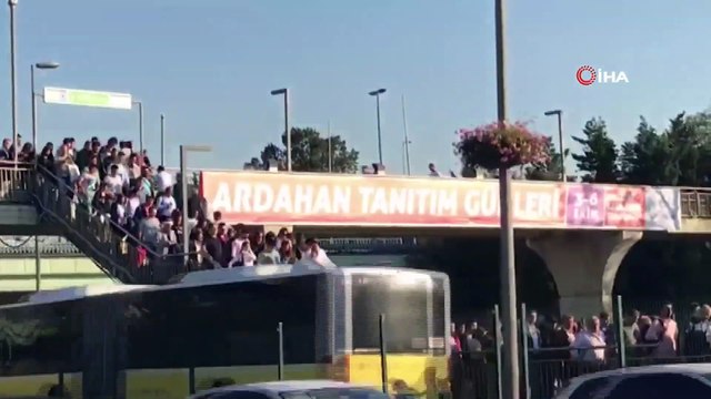Altunizade Metrobüs Durağında Yoğunluk