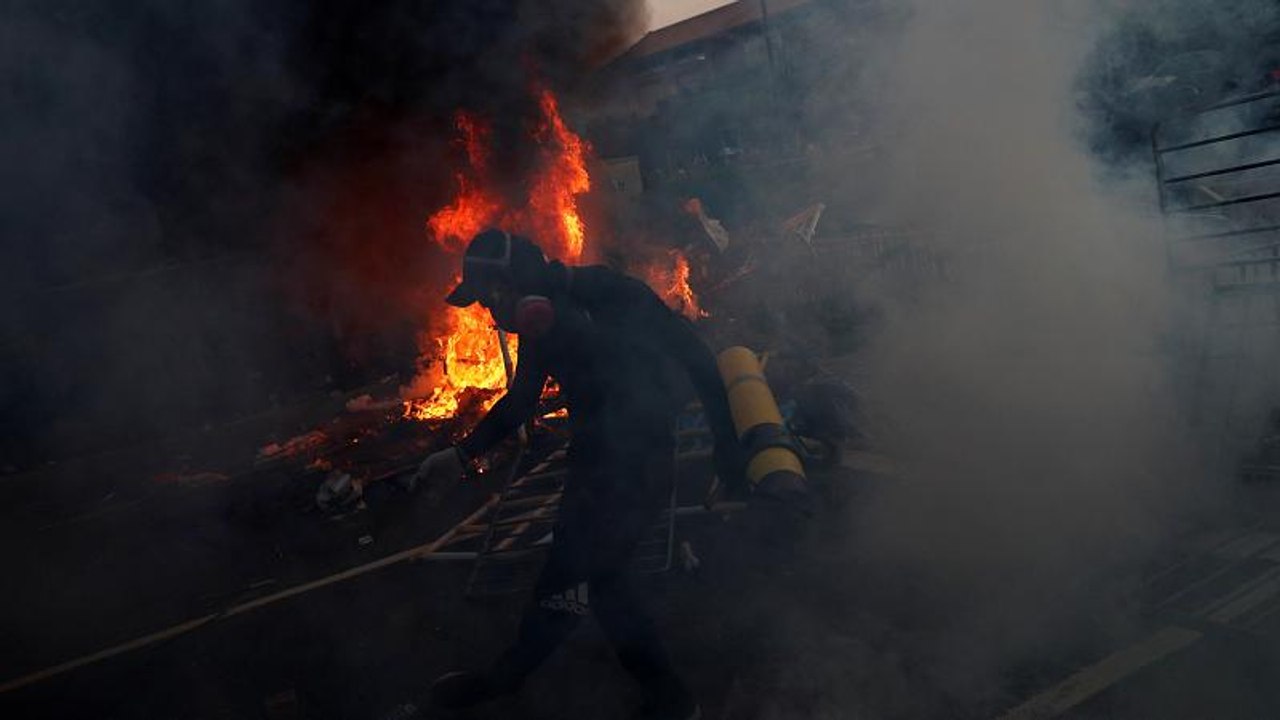 هونغ كونغ: 15 جريحاً في المواجهات والاتحاد الأوروبي يدعو إلى ضبط النفس