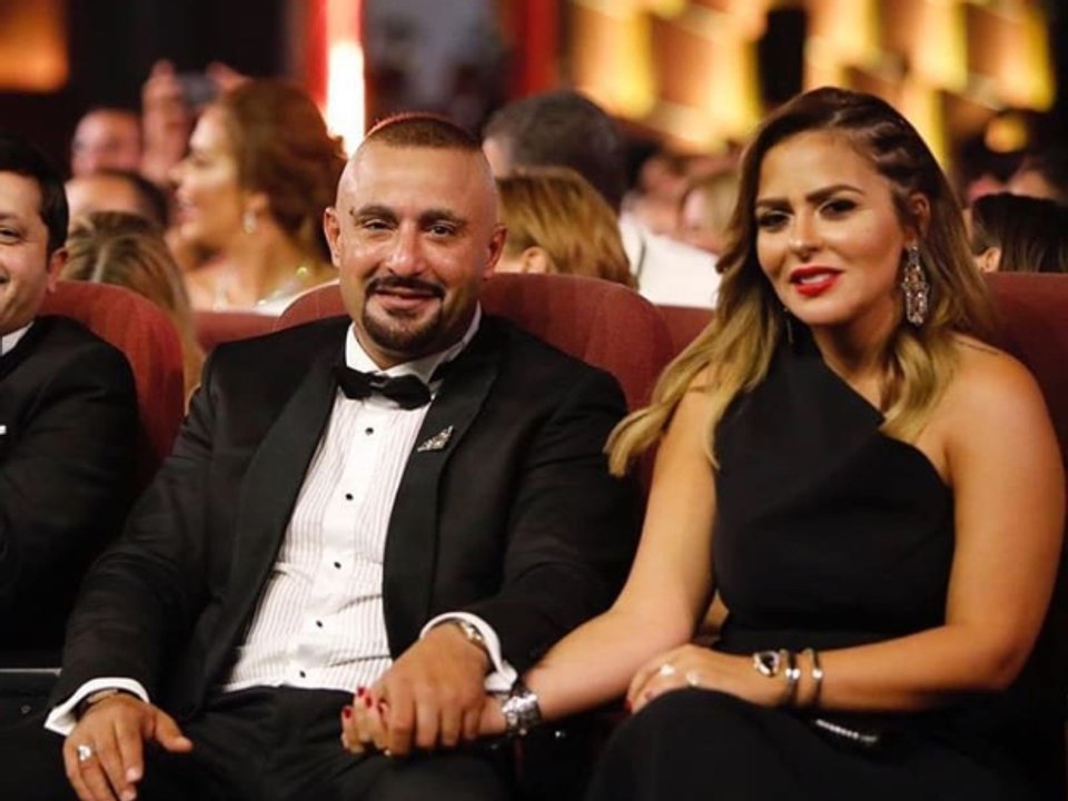 تزاحم حول أحمد السقا في مهرجان الجونة ورومانسيته مع زوجته تخطف الأنظار
