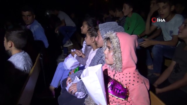 Öğretmenlerden örnek davranış...Hayatları boyunca sinemaya gitmeyen öğrenciler için okul bahçesini sinema salonuna çevirdiler