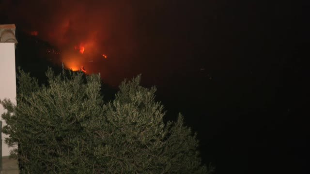 Un incendio forestal calcina una vivienda en una sierra cercana a Casares