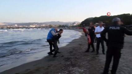 İtfaiye eri denize atlayarak yaşlı adamı kurtardı