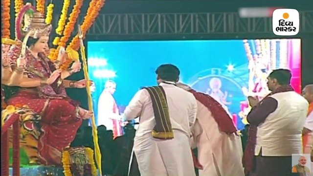 PM મોદીએ GMDC ગ્રાઉન્ડમાં મા આદ્યશક્તિની આરતી ઊતારી, દિલ્હી જવા રવાના થયા
