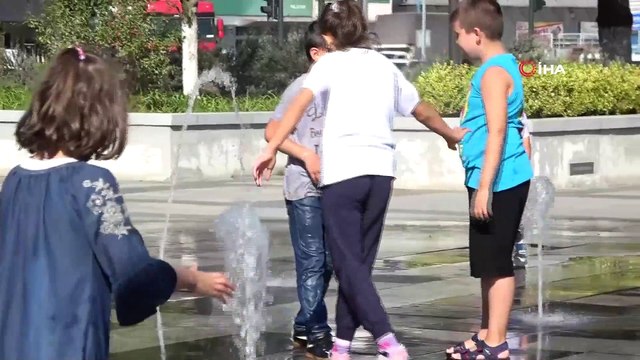 Sonbaharda Çocuklar Üşüyerek Suyun Altında Eğlendi