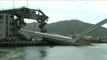 El desplome de un puente en Taiwan deja tres barcos y varios vehículos atrapados bajo toneladas de hormigón