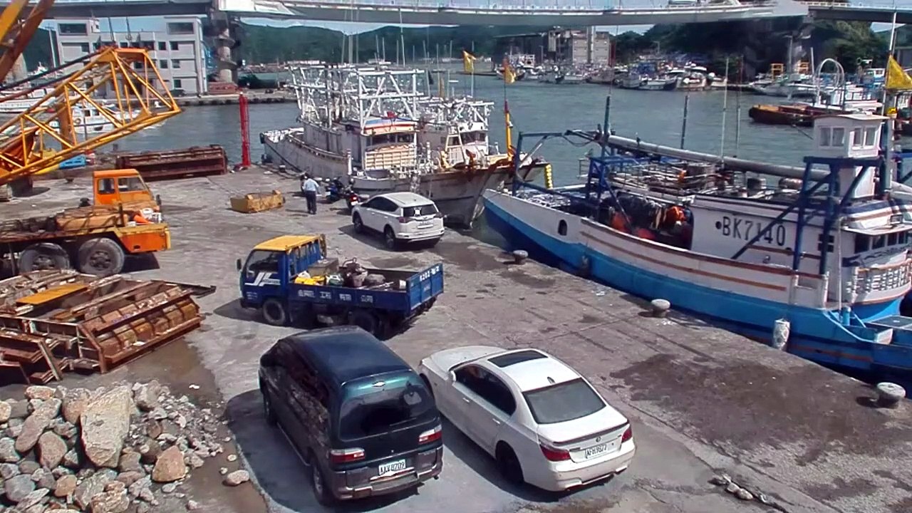 Brücke stürzt in Taiwan auf mehrere Boote - viele Verletzte