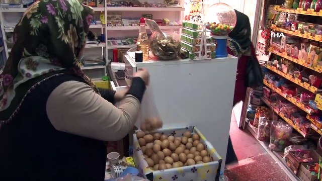 Veresiye defterindeki borçları kapattı, “Borcunuz ödendi pankartı” astırdı