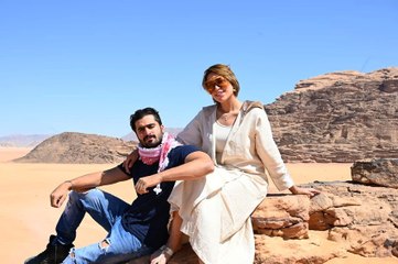 رقص مودل أمين وزوجته دكتورة خلود في صحراء الأردن.. وضيفان يشعلان الرحلة