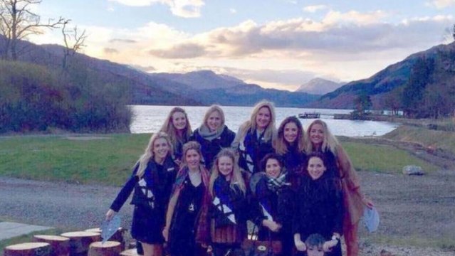 En plein EVJF, elles se rendent compte d'une chose très étrange sur leur photo