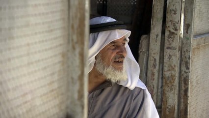 فلسطينية تسخّر وقتها لخدمة كبار السن ورعايتهم