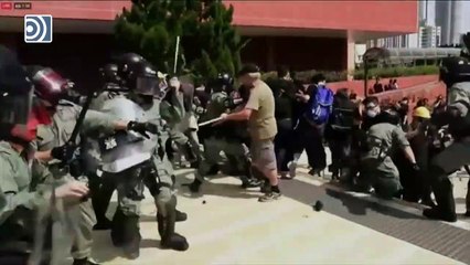 Télécharger la video: La policía de Hong Kong reprime con violencia las manifestaciones