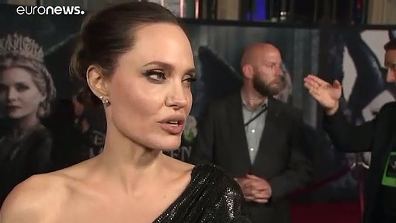 بالفيديو: ماذا قالت النجمة أنجلينا جولي بشأن إجراءات عزل ترامب؟