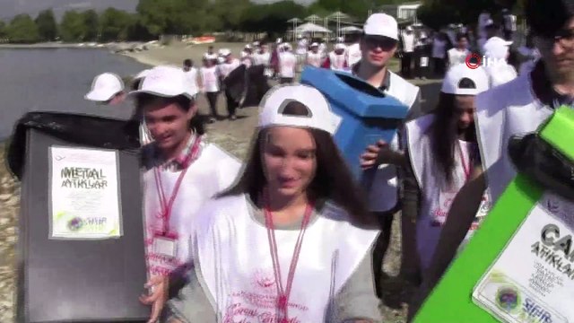 Çocuklar İznik sahilini temizledi