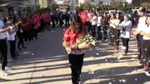 Okul arkadaşları dünya şampiyonu Habibe'yi konfetilerle karşıladı - BALIKESİR