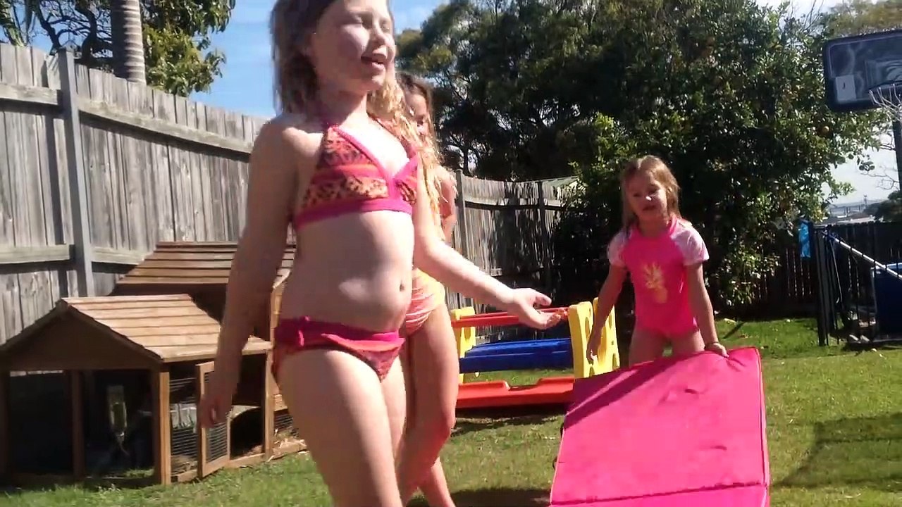Sophia, Isabella e Milena  Ensinando Ginástica