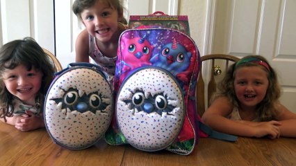 Voltando da Escola com o super e divertido  Hatchimals e Mochila dos Personagens da Hatchimals