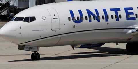 Momento exacto en que una pieza del motor de un avión casi se desprende en pleno vuelo