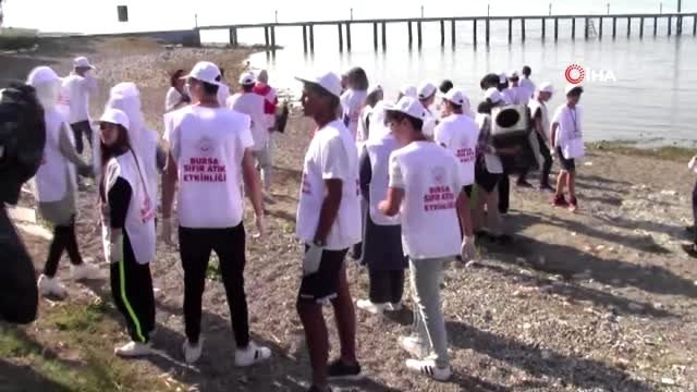 Çocuklar İznik sahilini temizledi