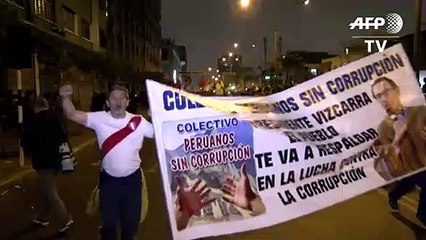 Miles de peruanos salen a las calles para respaldar la disolución del Congreso