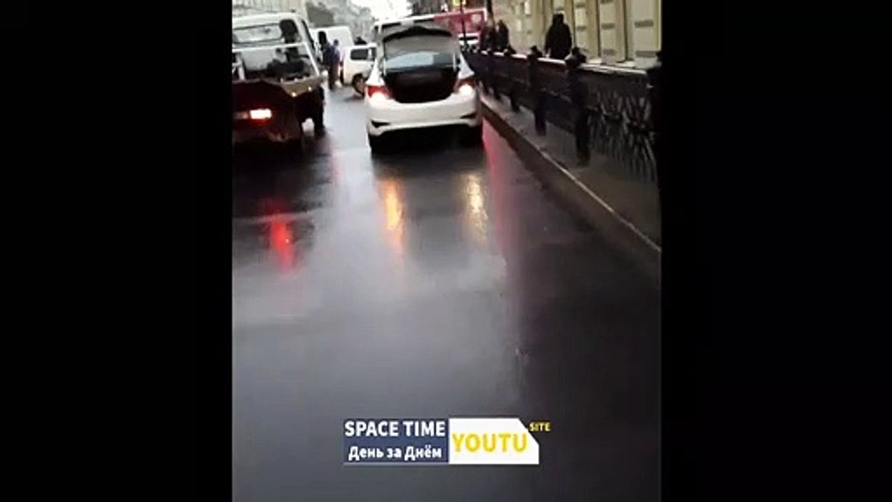 Ливни, пробки и аварии,в Петербурге начался с череды дорожных происшествий