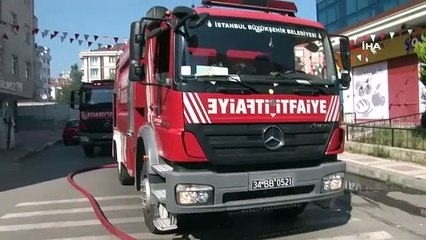Kartal'da binanın çatısı alev alev yandı