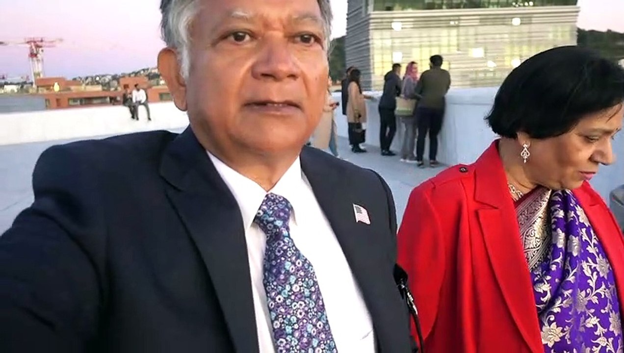 BDMV-106 Aruna & Hari Sharma going down from the top o Operahuset Oslo Sep 21, 2019