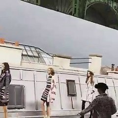 Chanel defilesine 'kaynak yaptı', görevlileri peşinden koşturdu