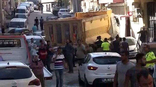 Freni patlayan kamyon mahalleyi savaş alanına çevirdi