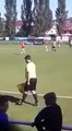 Un match de foot avec un arbitre de touche bourré