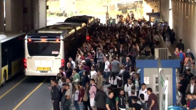 Zincirlikuyu metrobüs durağında insan seli