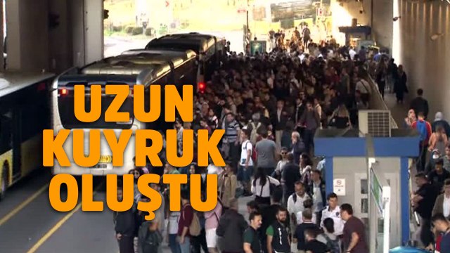 Zincirlikuyu metrobüs durağında yaşanan yoğunluk vatandaşlara zor anlar yaşattı