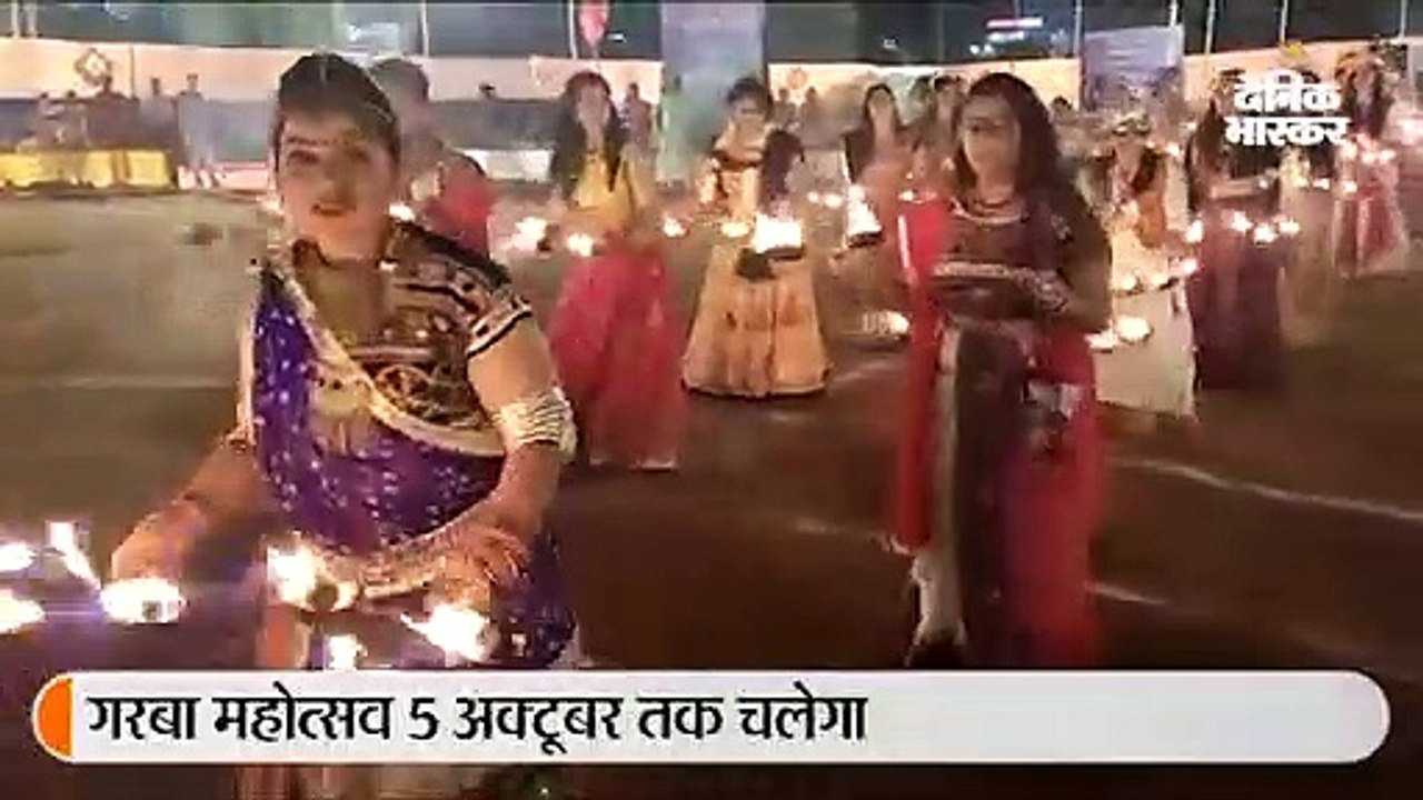गरबे की थाप पर जमकर नाची गोपियां