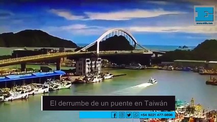 ¡Impresionante! Así se vino abajo un puente que aplastó 6 embarcaciones