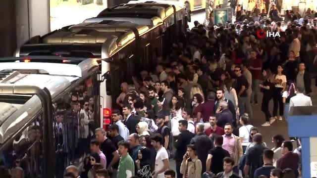 Zincirlikuyu metrobüs durağında insan seli