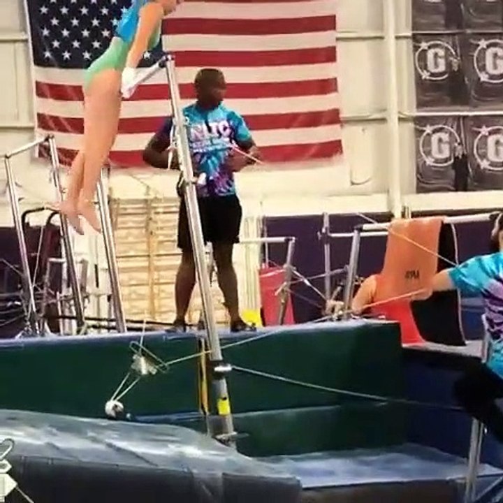 Ce prof de Gym tombe en aidant cette gymnaste à terminer son saut !