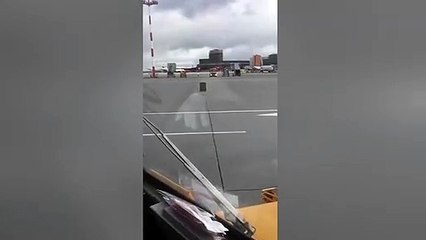 Un valise se fait la malle sur le terre-plein d'un aéroport !