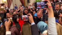 Ankara cumhurbaşkanı erdoğan davetlilere köfte ikram etti