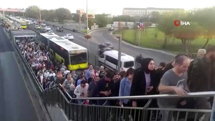 Download Video: Zincirlikuyu metrobüs durağında insan seli